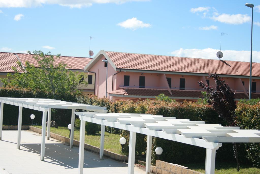 Baia Dei Canonici Aparthotel Villaggio Le Rocelle Exteriör bild