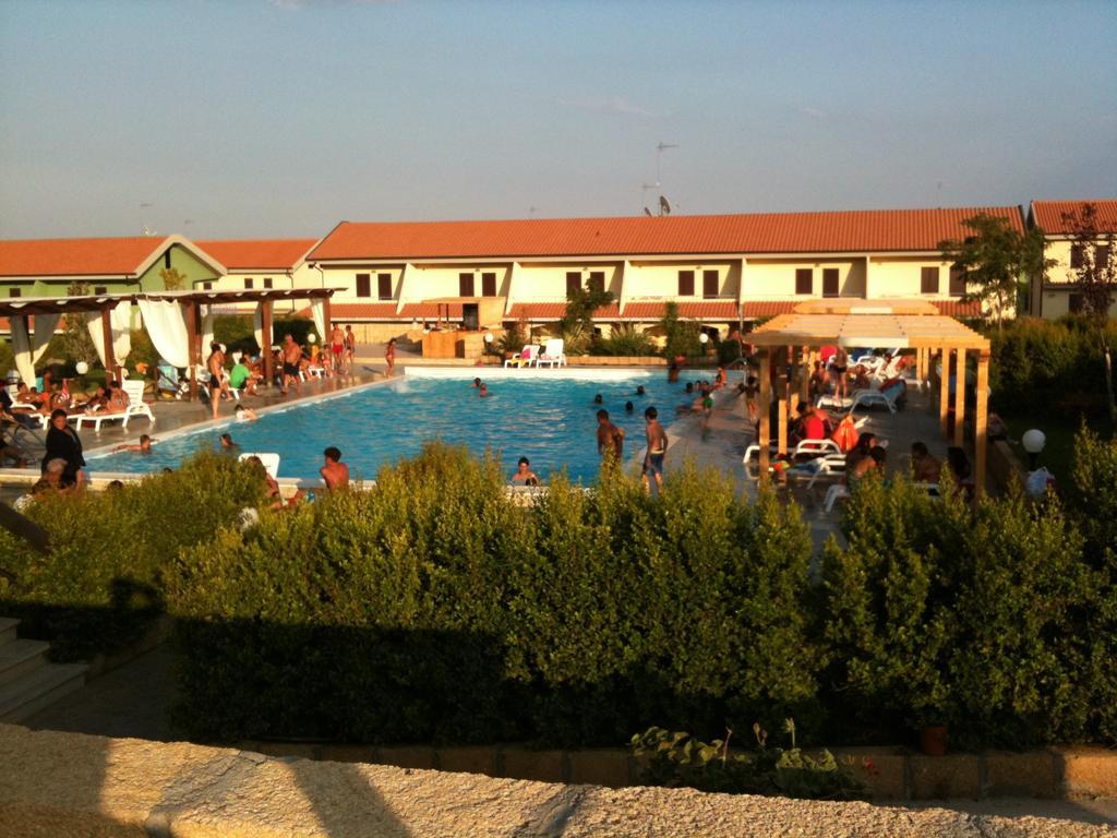 Baia Dei Canonici Aparthotel Villaggio Le Rocelle Exteriör bild