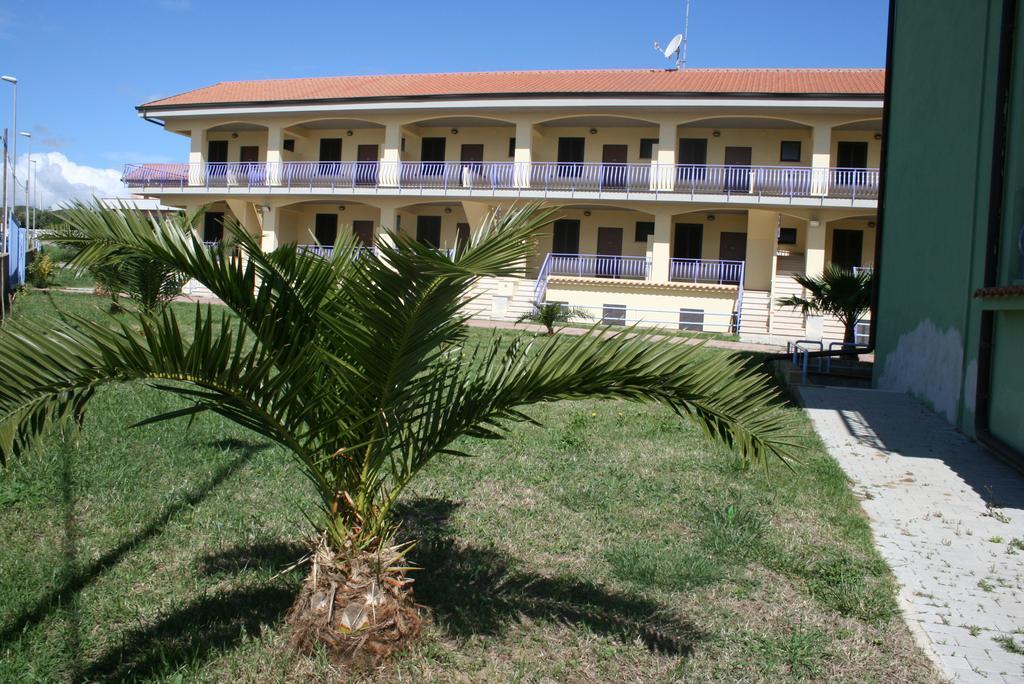 Baia Dei Canonici Aparthotel Villaggio Le Rocelle Exteriör bild