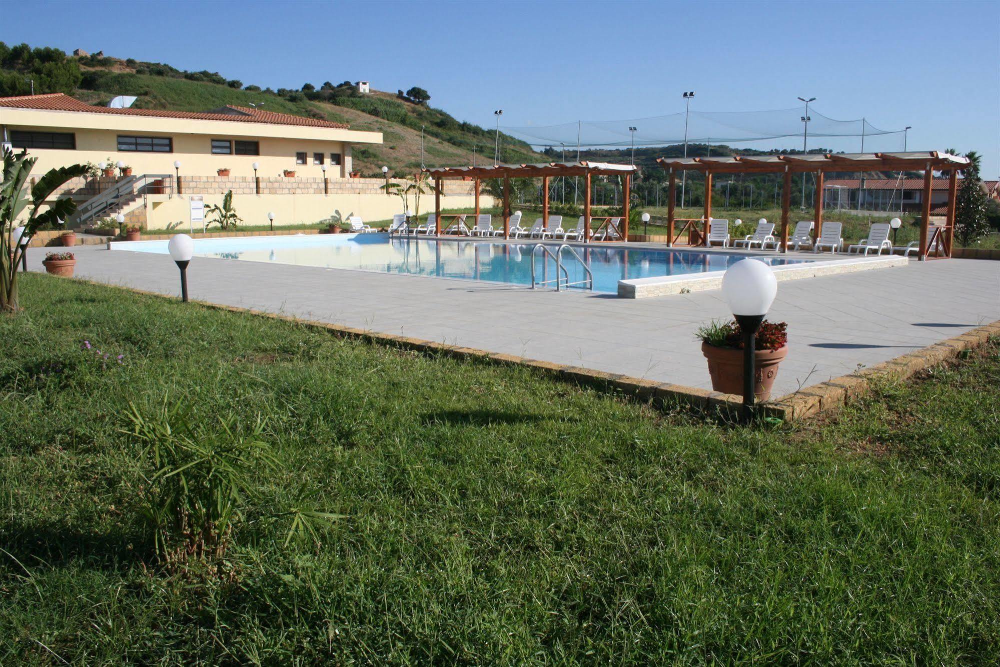 Baia Dei Canonici Aparthotel Villaggio Le Rocelle Exteriör bild