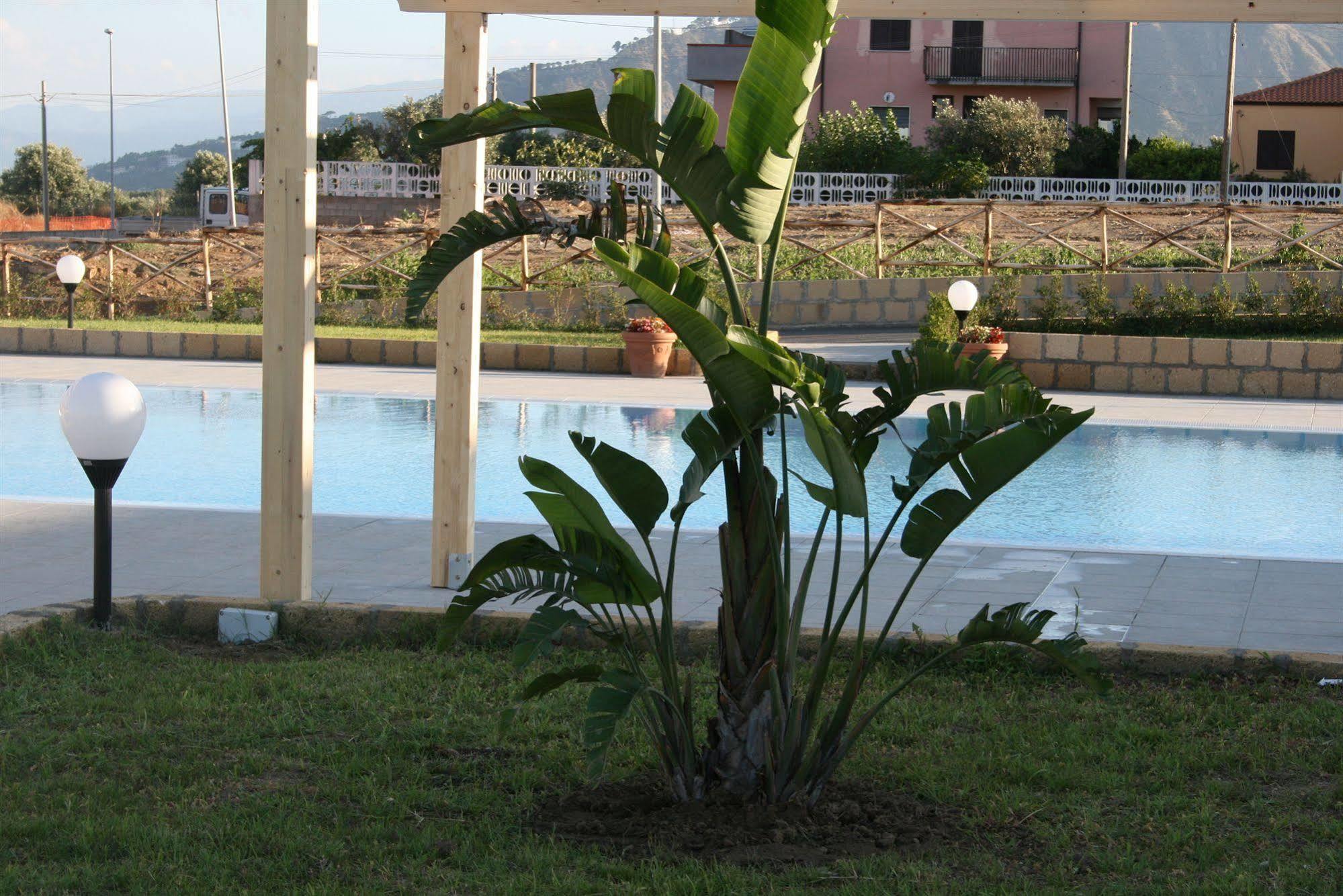 Baia Dei Canonici Aparthotel Villaggio Le Rocelle Exteriör bild